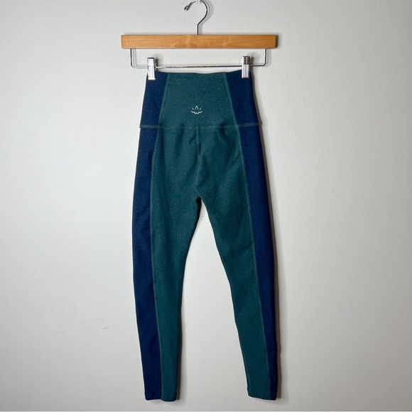 Beyond Yoga Spacedye Vivid Colorblock Legging in Green Heather Navy - Picture 7 of 8